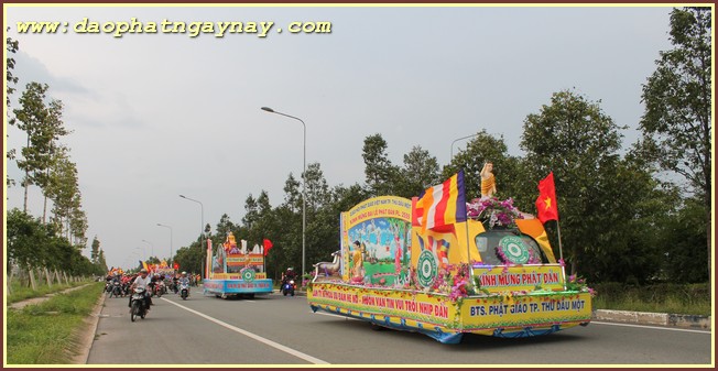 Bình Dương: Tưng bừng diễu hành xe hoa chào mừng Phật đản PL 2559