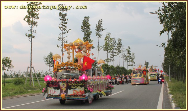 Bình Dương: Tưng bừng diễu hành xe hoa chào mừng Phật đản PL 2559