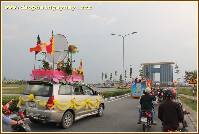 Bình Dương: Tưng bừng diễu hành xe hoa chào mừng Phật đản PL 2559