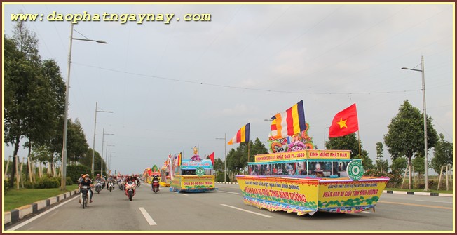 Bình Dương: Tưng bừng diễu hành xe hoa chào mừng Phật đản PL 2559