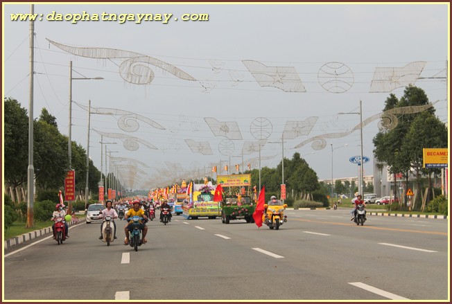 Bình Dương: Tưng bừng diễu hành xe hoa chào mừng Phật đản PL 2559