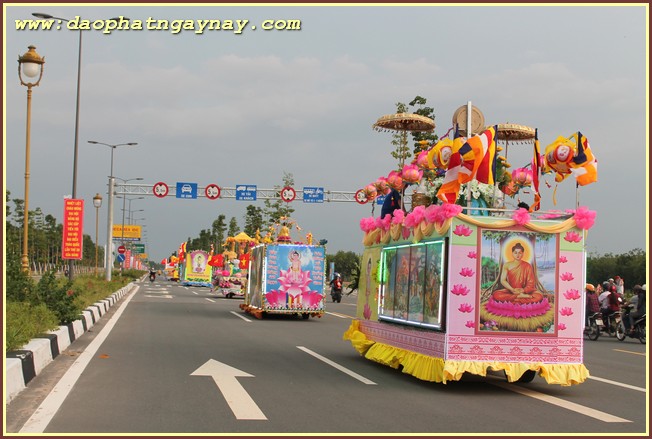 Bình Dương: Tưng bừng diễu hành xe hoa chào mừng Phật đản PL 2559