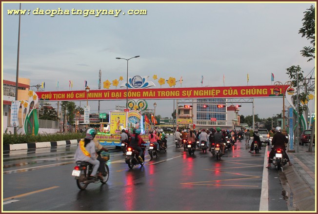 Bình Dương: Tưng bừng diễu hành xe hoa chào mừng Phật đản PL 2559