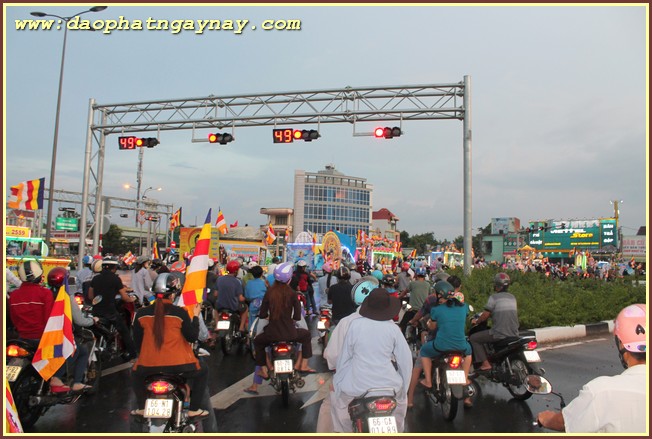 Bình Dương: Tưng bừng diễu hành xe hoa chào mừng Phật đản PL 2559
