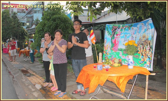 Bình Dương: Tưng bừng diễu hành xe hoa chào mừng Phật đản PL 2559