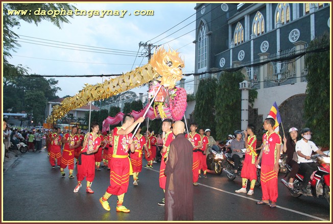 Bình Dương: Tưng bừng diễu hành xe hoa chào mừng Phật đản PL 2559
