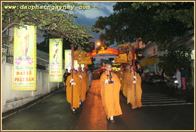 Bình Dương: Tưng bừng diễu hành xe hoa chào mừng Phật đản PL 2559