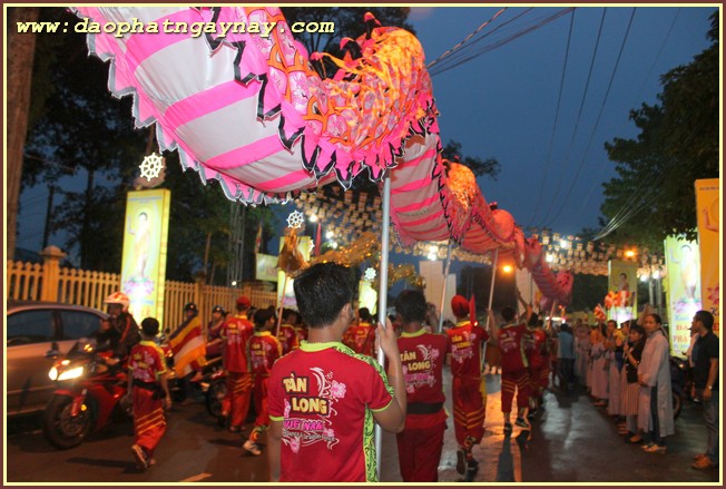 Bình Dương: Tưng bừng diễu hành xe hoa chào mừng Phật đản PL 2559