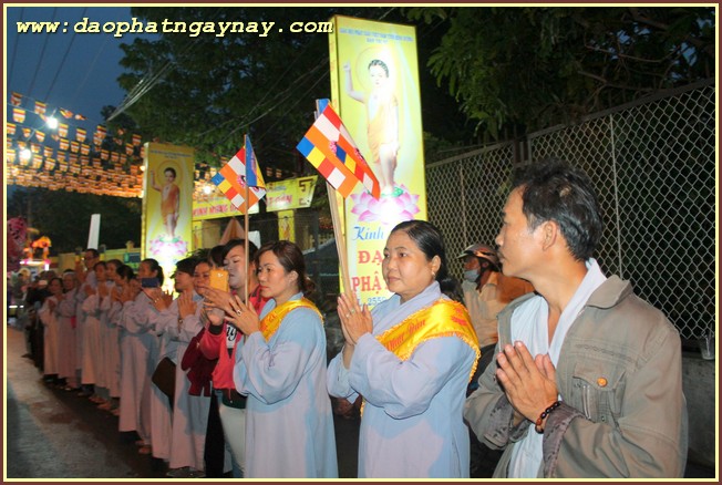 Bình Dương: Tưng bừng diễu hành xe hoa chào mừng Phật đản PL 2559