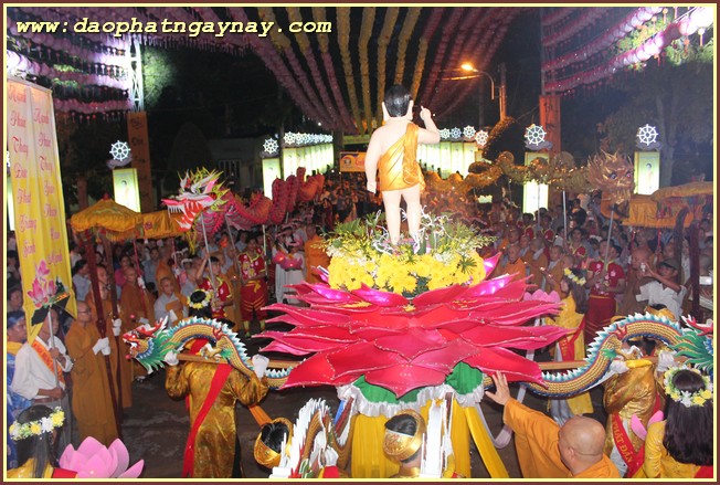 Bình Dương: Tưng bừng diễu hành xe hoa chào mừng Phật đản PL 2559