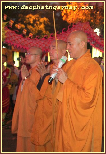 Bình Dương: Tưng bừng diễu hành xe hoa chào mừng Phật đản PL 2559