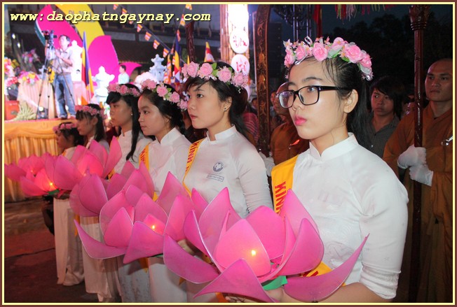 Bình Dương: Tưng bừng diễu hành xe hoa chào mừng Phật đản PL 2559