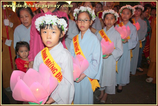 Bình Dương: Tưng bừng diễu hành xe hoa chào mừng Phật đản PL 2559