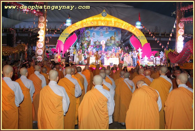 Bình Dương: Tưng bừng diễu hành xe hoa chào mừng Phật đản PL 2559