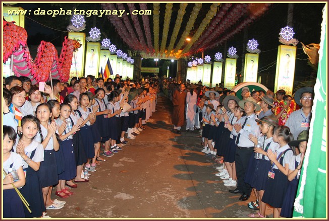 Bình Dương: Tưng bừng diễu hành xe hoa chào mừng Phật đản PL 2559