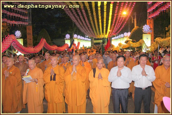 Bình Dương: Tưng bừng diễu hành xe hoa chào mừng Phật đản PL 2559