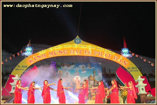 Bình Dương: Tưng bừng diễu hành xe hoa chào mừng Phật đản PL 2559