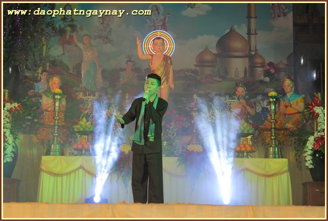 Bình Dương: Tưng bừng diễu hành xe hoa chào mừng Phật đản PL 2559