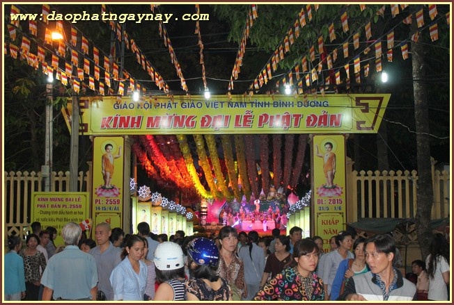 Bình Dương: Tưng bừng diễu hành xe hoa chào mừng Phật đản PL 2559