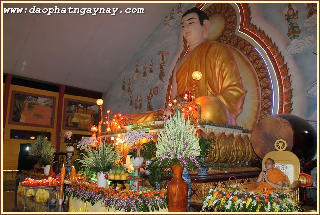 ĐỒNG NAI: Trang Nghiêm Đêm Hội Cúng Đèn Rằm Tháng 4