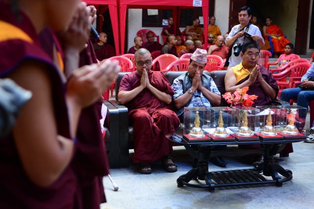 Tin nhanh 2: Đoàn Phật giáo Việt Nam cứu trợ nạn nhân động đất tại Nepal