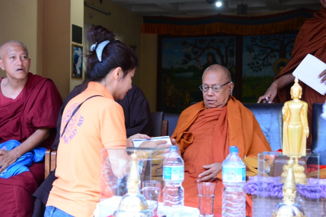 Tin nhanh 2: Đoàn Phật giáo Việt Nam cứu trợ nạn nhân động đất tại Nepal
