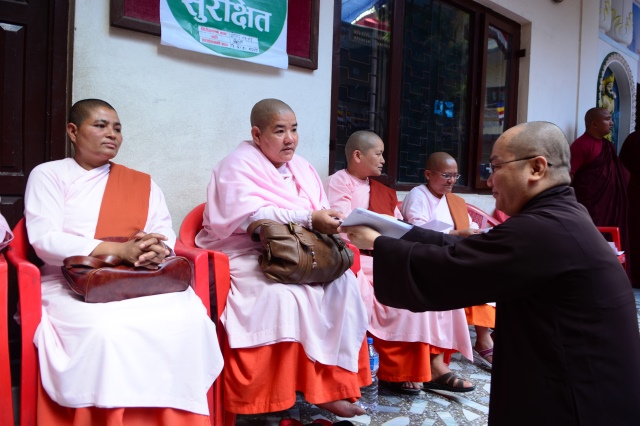 Tin nhanh 2: Đoàn Phật giáo Việt Nam cứu trợ nạn nhân động đất tại Nepal
