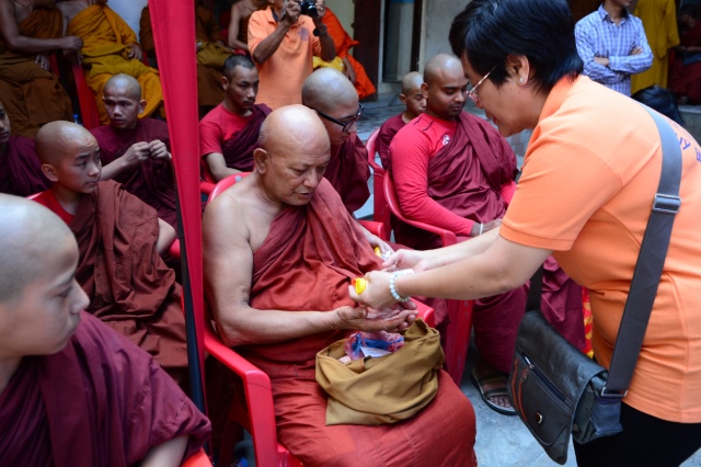 Tin nhanh 2: Đoàn Phật giáo Việt Nam cứu trợ nạn nhân động đất tại Nepal