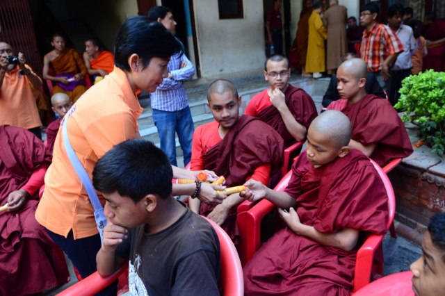 Tin nhanh 2: Đoàn Phật giáo Việt Nam cứu trợ nạn nhân động đất tại Nepal