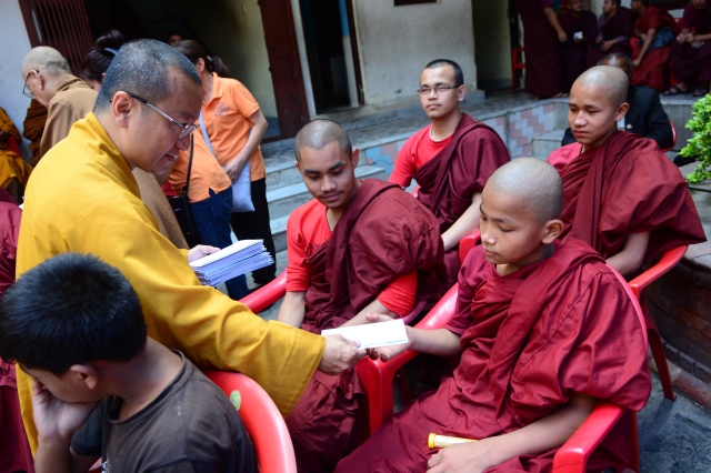 Tin nhanh 2: Đoàn Phật giáo Việt Nam cứu trợ nạn nhân động đất tại Nepal