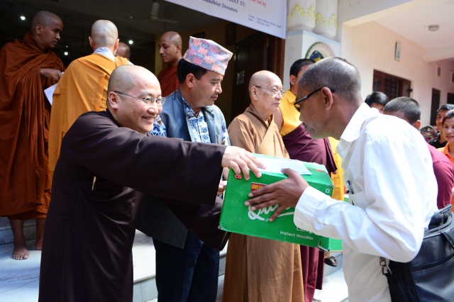 Tin nhanh 2: Đoàn Phật giáo Việt Nam cứu trợ nạn nhân động đất tại Nepal