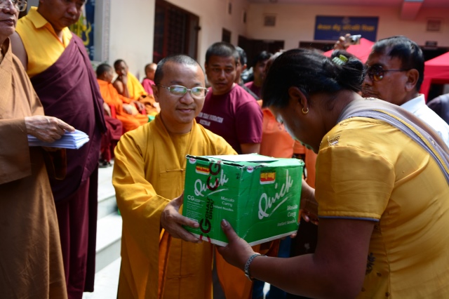 Tin nhanh 2: Đoàn Phật giáo Việt Nam cứu trợ nạn nhân động đất tại Nepal
