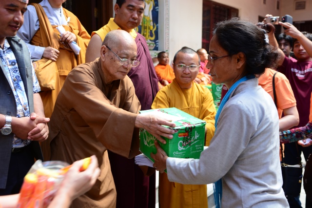 Tin nhanh 2: Đoàn Phật giáo Việt Nam cứu trợ nạn nhân động đất tại Nepal