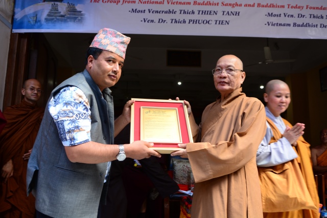 Tin nhanh 2: Đoàn Phật giáo Việt Nam cứu trợ nạn nhân động đất tại Nepal
