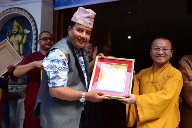 Tin nhanh 2: Đoàn Phật giáo Việt Nam cứu trợ nạn nhân động đất tại Nepal