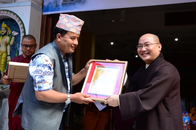 Tin nhanh 2: Đoàn Phật giáo Việt Nam cứu trợ nạn nhân động đất tại Nepal