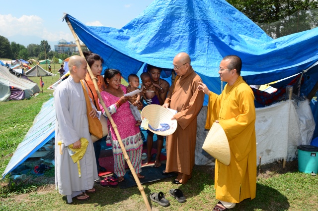 Tin nhanh 2: Đoàn Phật giáo Việt Nam cứu trợ nạn nhân động đất tại Nepal
