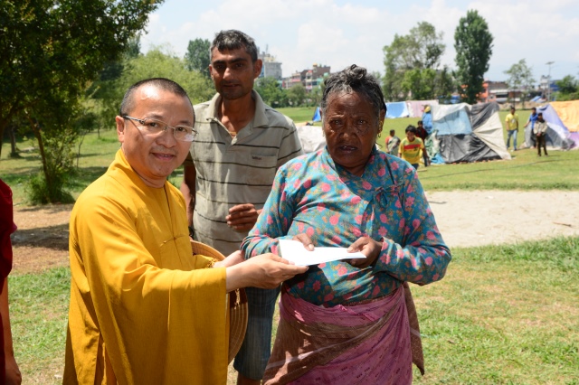 Tin nhanh 2: Đoàn Phật giáo Việt Nam cứu trợ nạn nhân động đất tại Nepal