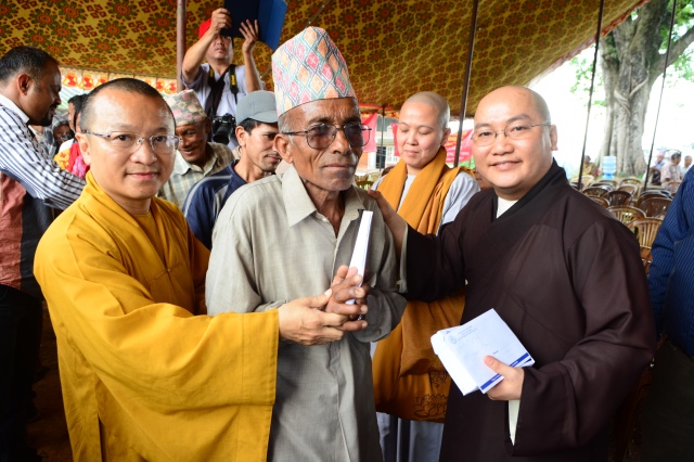 Tin nhanh 2: Đoàn Phật giáo Việt Nam cứu trợ nạn nhân động đất tại Nepal