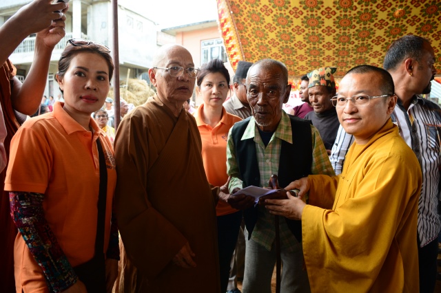 Tin nhanh 2: Đoàn Phật giáo Việt Nam cứu trợ nạn nhân động đất tại Nepal
