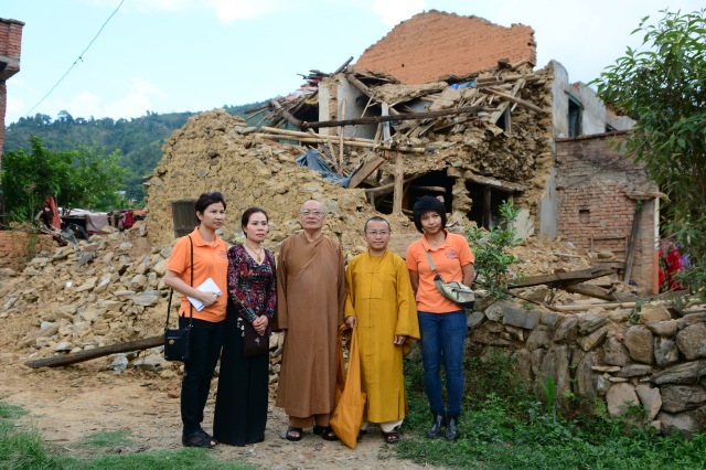 Tin nhanh 2: Đoàn Phật giáo Việt Nam cứu trợ nạn nhân động đất tại Nepal