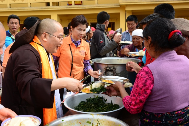 Ngày thứ hai cứu trợ nạn nhân động đất tại Nepal: Ngôi làng có 700 người chết