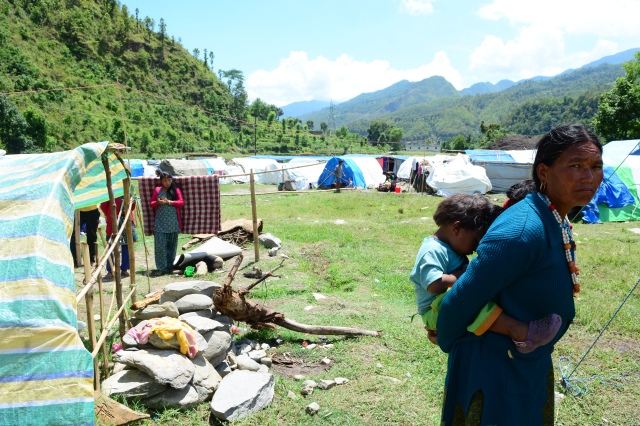Ngày thứ hai cứu trợ nạn nhân động đất tại Nepal: Ngôi làng có 700 người chết