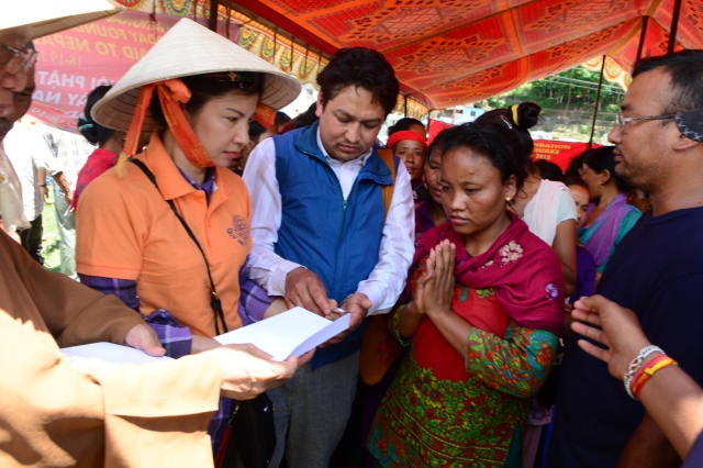Ngày thứ hai cứu trợ nạn nhân động đất tại Nepal: Ngôi làng có 700 người chết
