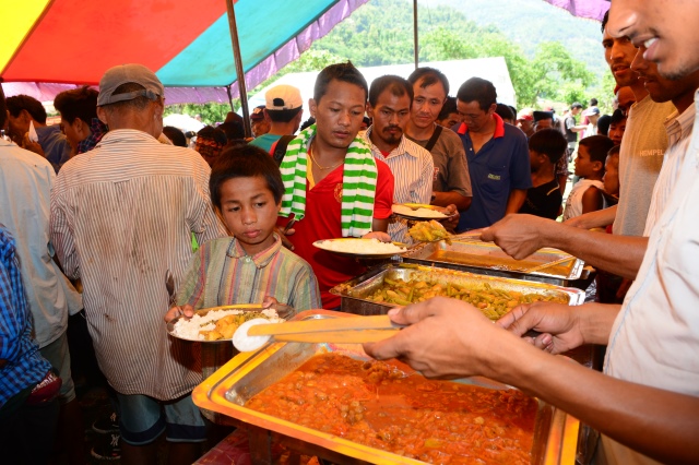 Ngày thứ hai cứu trợ nạn nhân động đất tại Nepal: Ngôi làng có 700 người chết