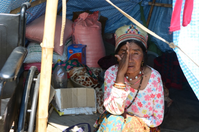 Ngày thứ hai cứu trợ nạn nhân động đất tại Nepal: Ngôi làng có 700 người chết