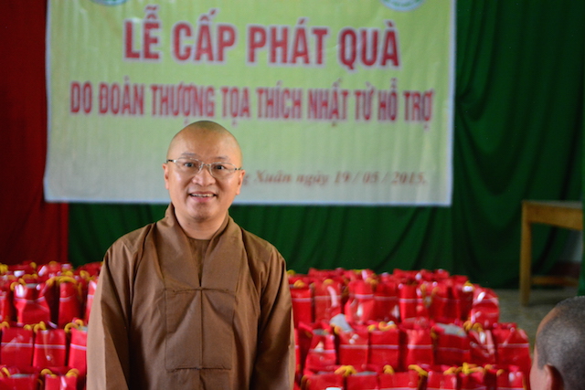 Quỹ Đạo Phật Ngày Nay trao tặng quà cho đồng bào nghèo tại biên giới Việt-Lào