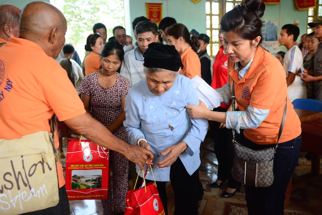 Quỹ Đạo Phật Ngày Nay trao tặng quà cho đồng bào nghèo tại biên giới Việt-Lào