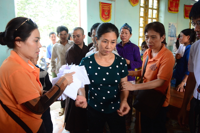 Quỹ Đạo Phật Ngày Nay trao tặng quà cho đồng bào nghèo tại biên giới Việt-Lào