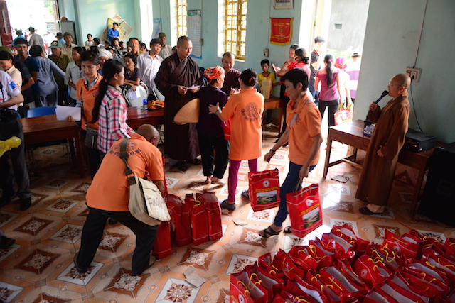 Quỹ Đạo Phật Ngày Nay trao tặng quà cho đồng bào nghèo tại biên giới Việt-Lào